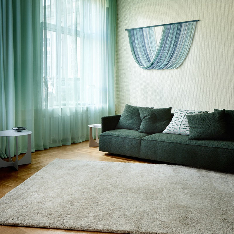 Zacht hoogpolig vloerkleed Haya in interieur met warme uitstraling