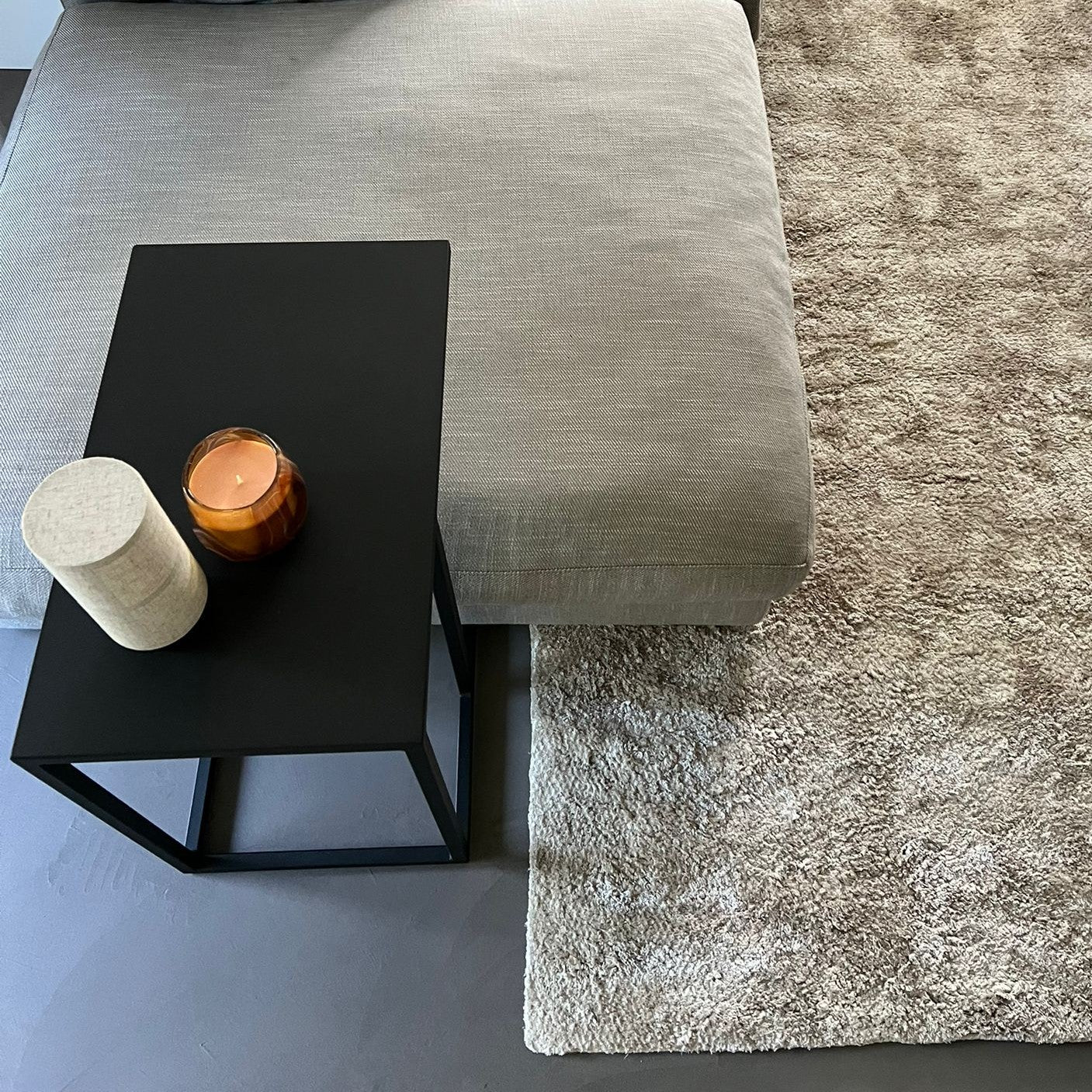 Laagpolig luxe vloerkleed onder een bank