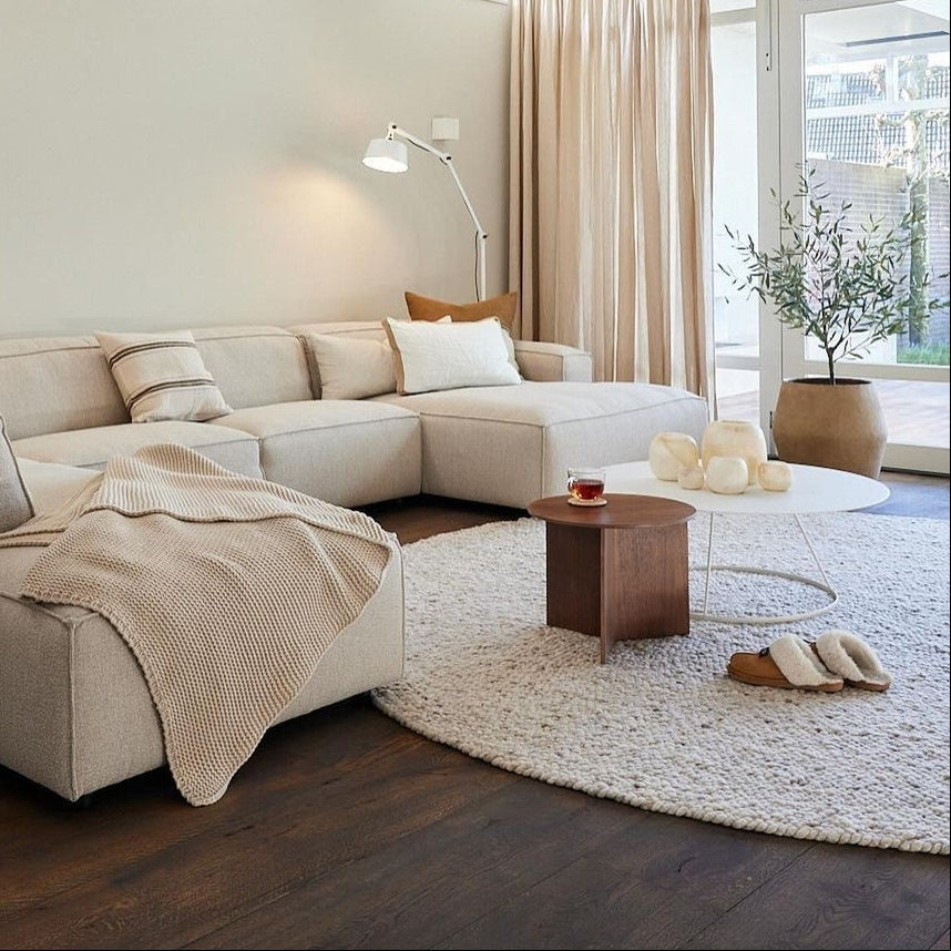 Grof rond wollen vloerkleed beige in zithoek - Kaatz