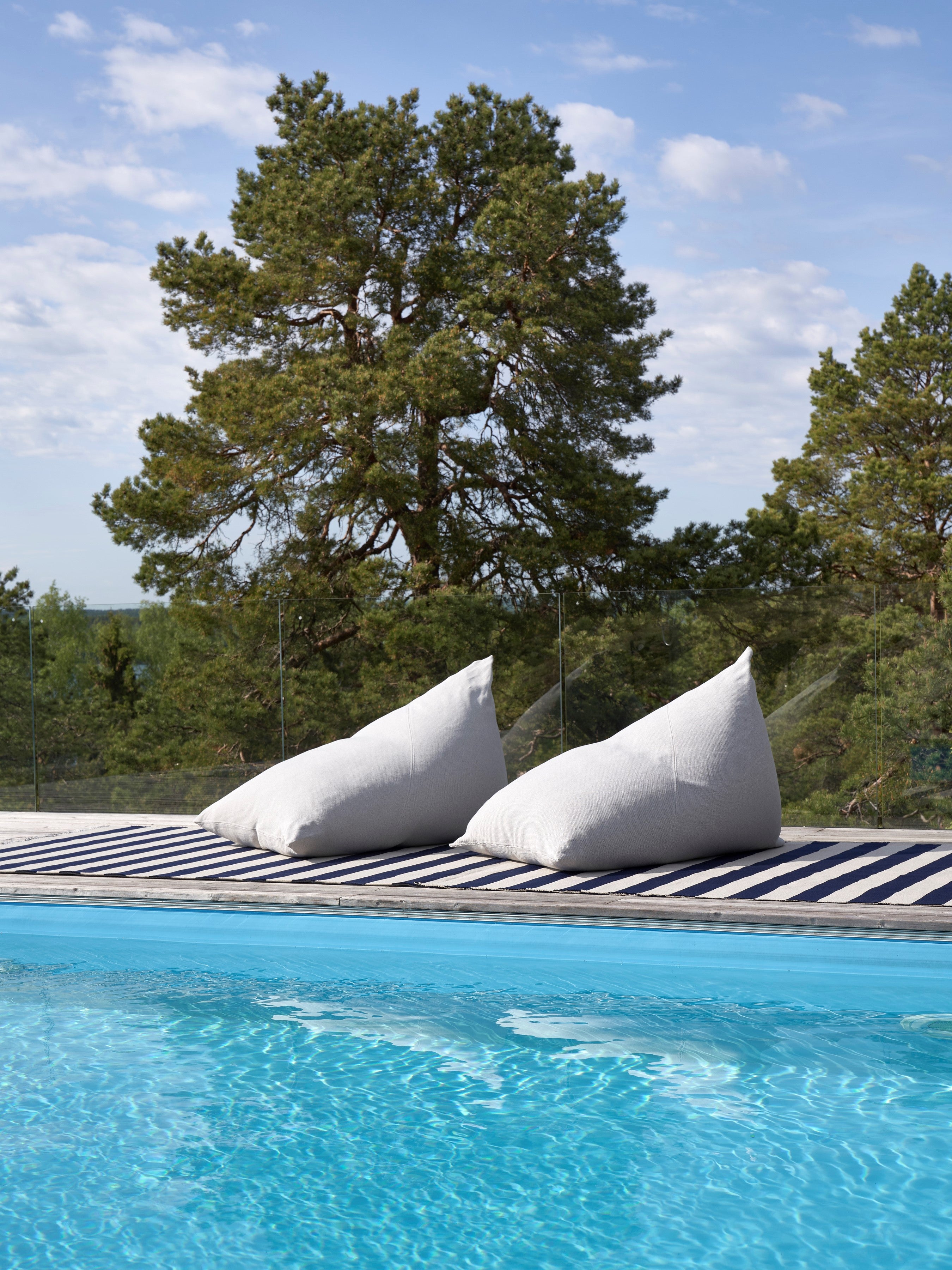 Buitenkleed Woodnotes Big Stripe Navy Blue Light Sand sfeer1