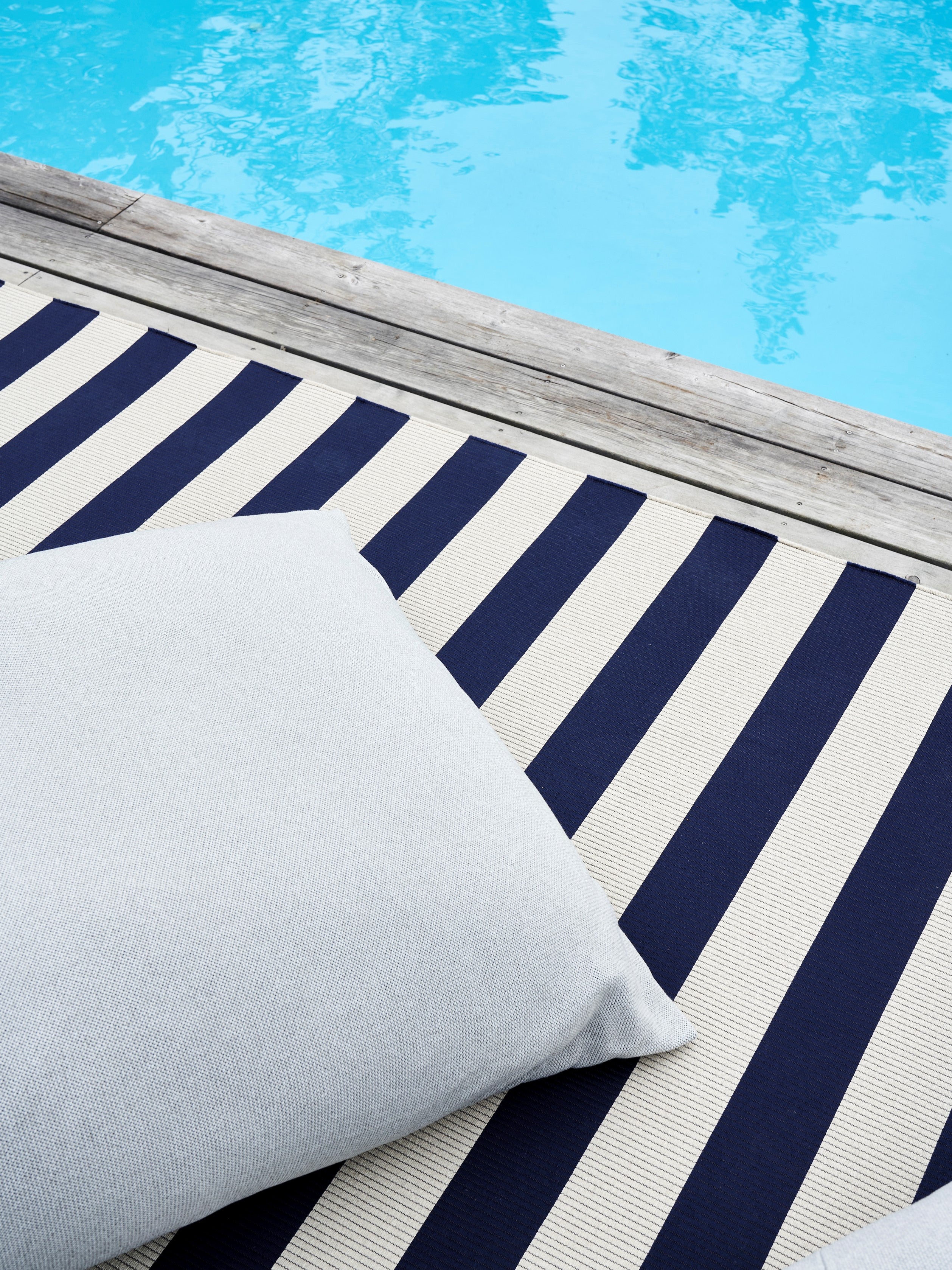 Buitenkleed Woodnotes Big Stripe Navy Blue Light Sand sfeer2