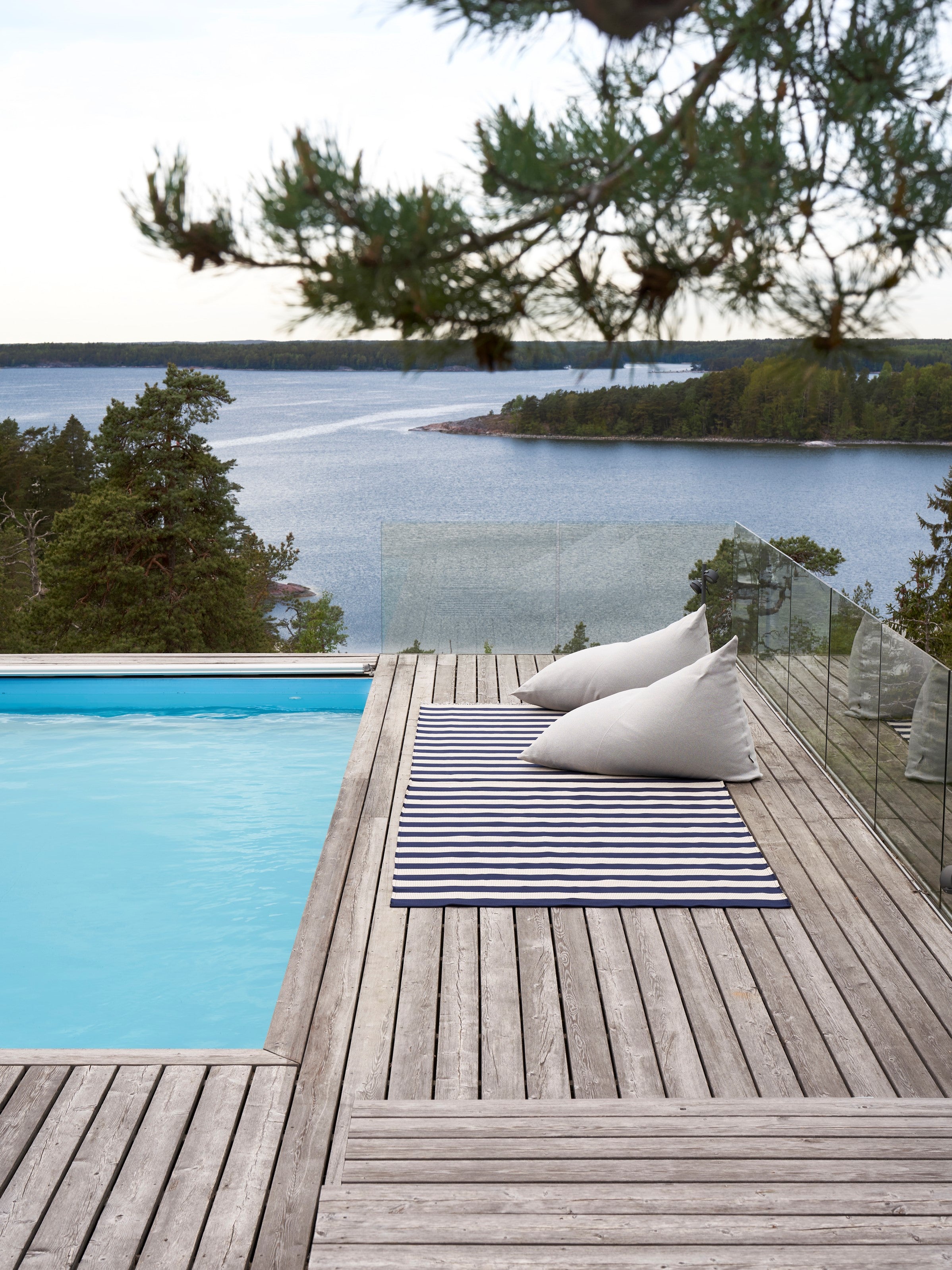 Buitenkleed Woodnotes Big Stripe Navy Blue Light Sand sfeer