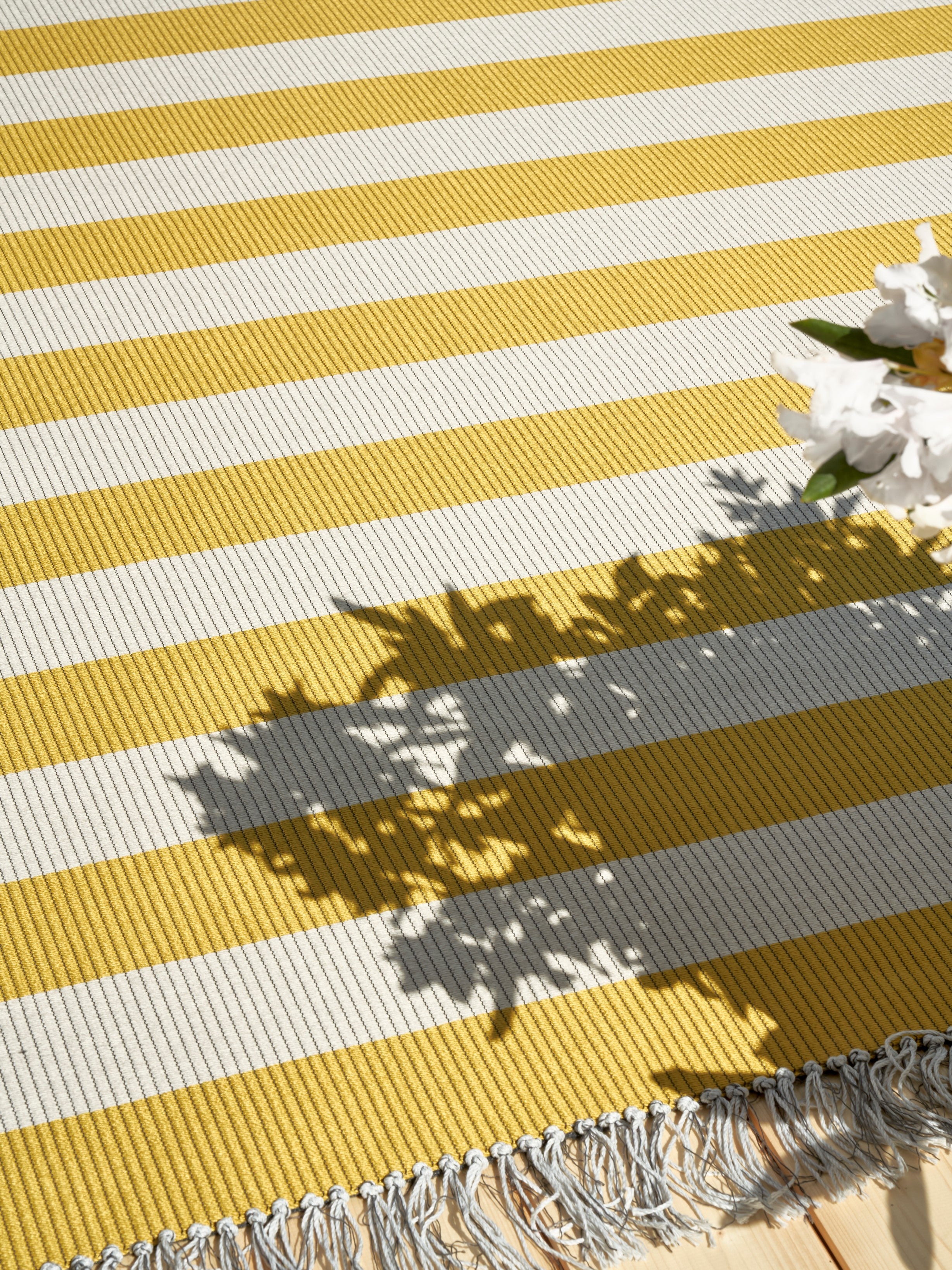 Buitenkleed Woodnotes Big Stripe Yellow Light Sand sfeer