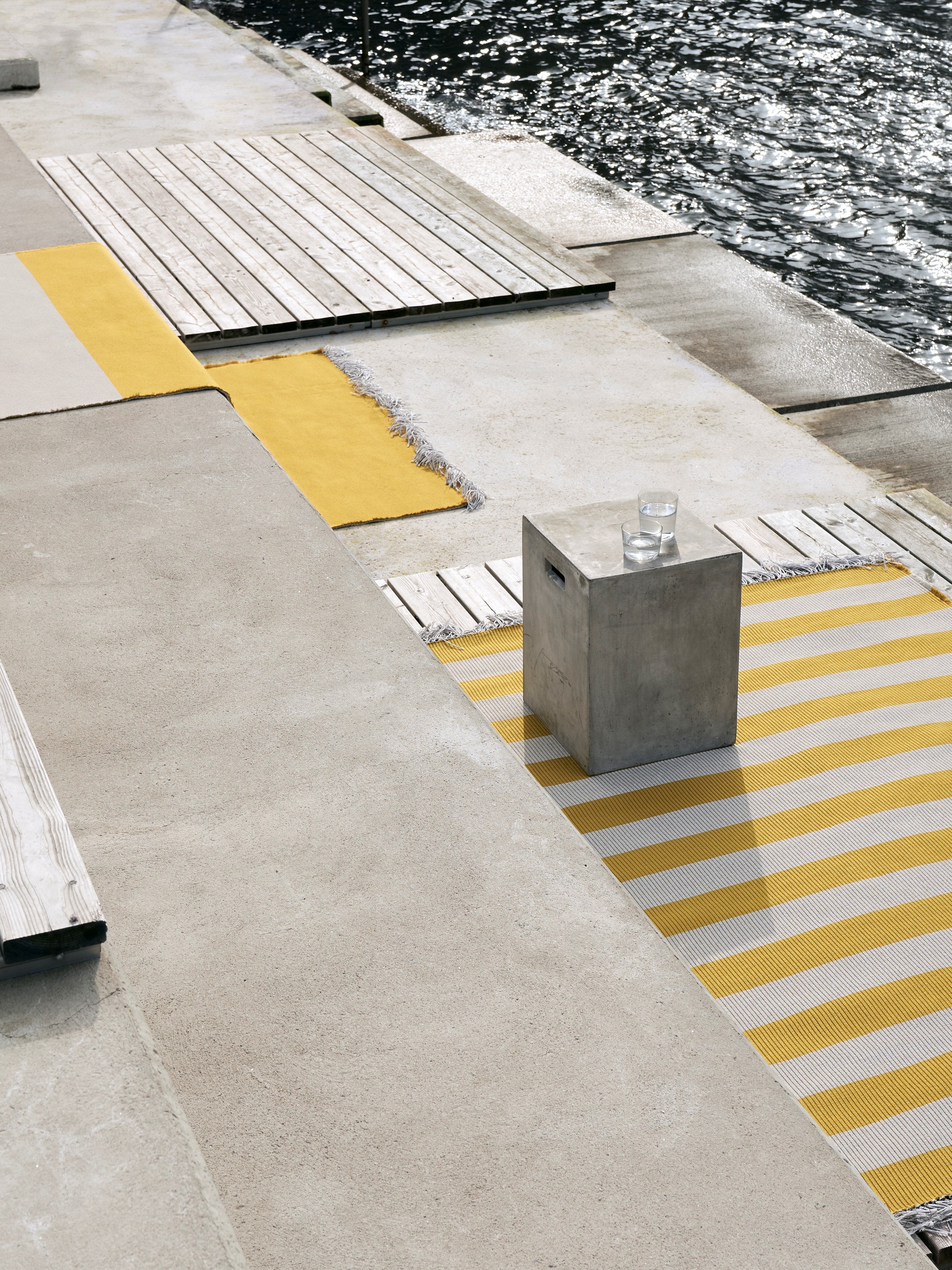 Buitenkleed Woodnotes Big Stripe Yellow Light Sand sfeer1