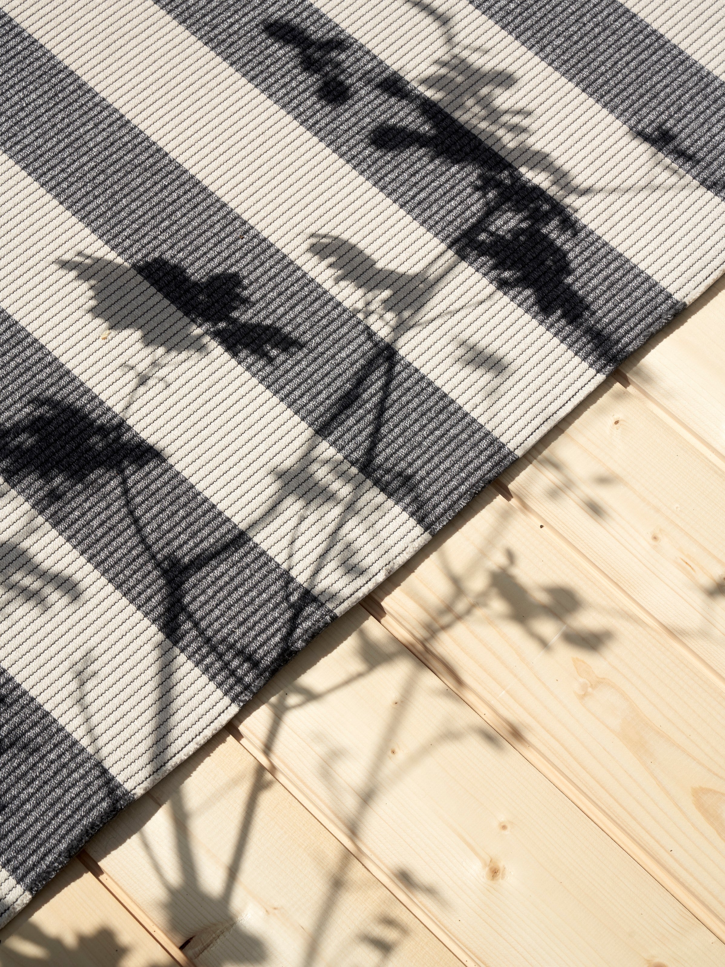 Buitenkleed Woodnotes Big Stripe melange grey light sand sfeer1