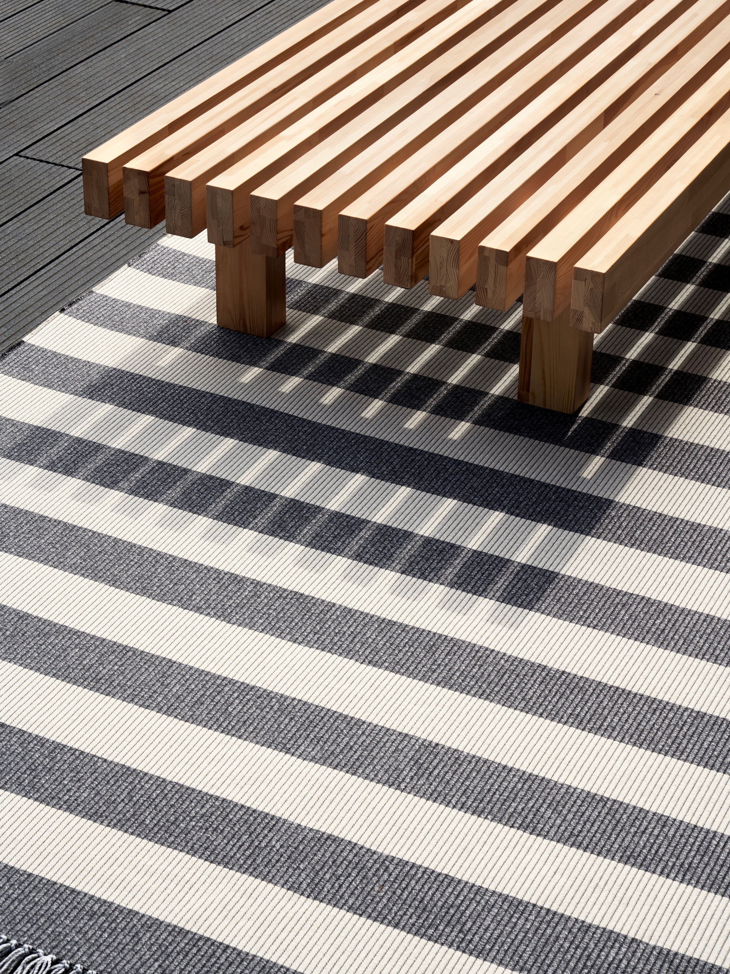 Buitenkleed Woodnotes Big Stripe melange grey light sand sfeer