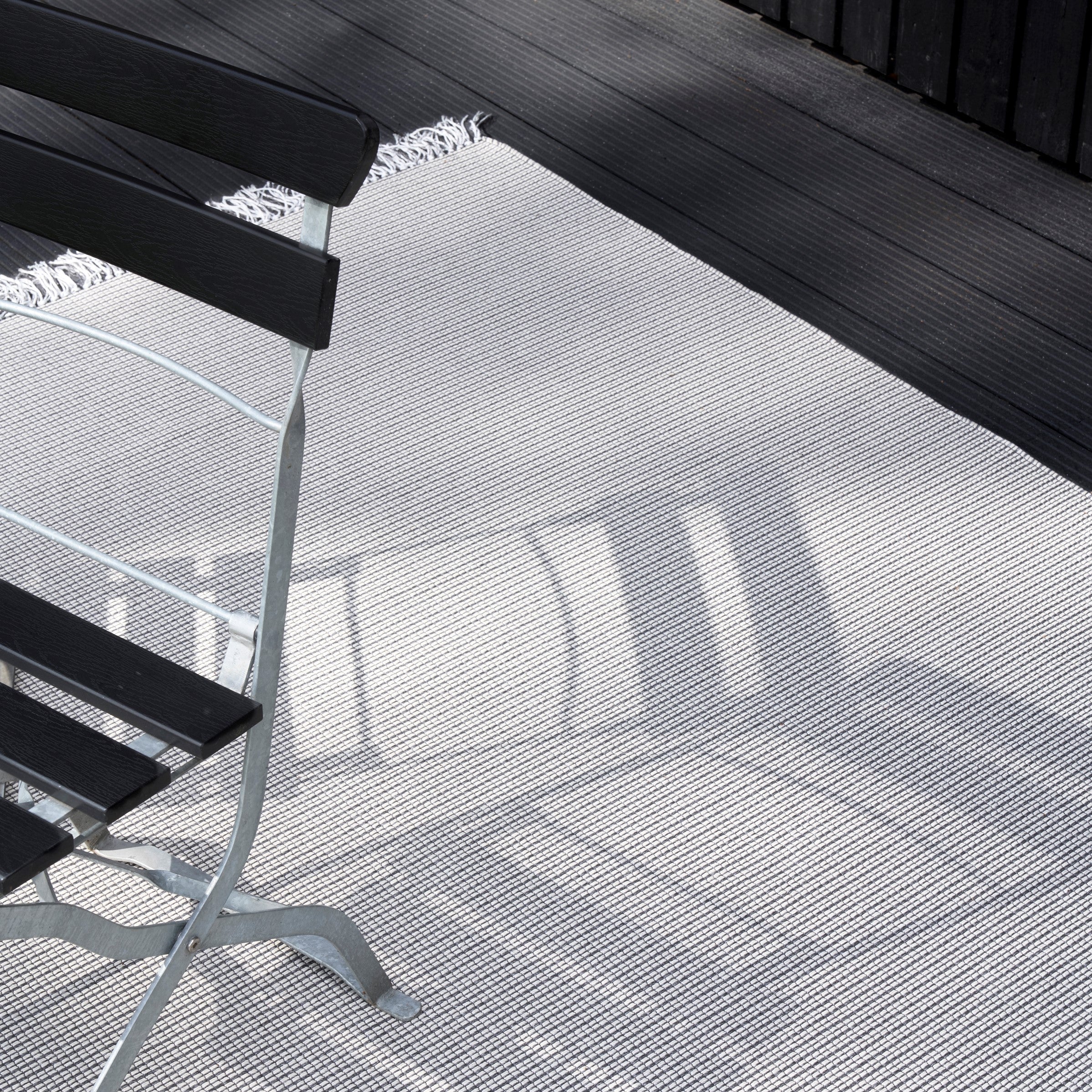 Buitenkleed Woodnotes Grain Melange Grey Light Sand sfeer