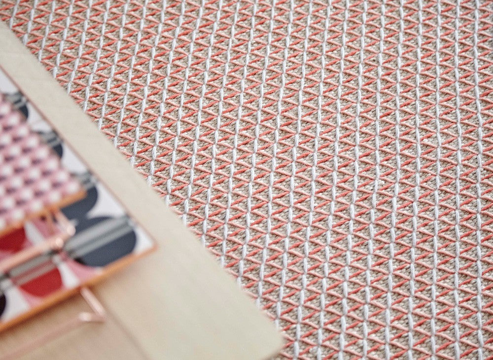 Design vloerkleed Gan Rugs Raw roze closeup