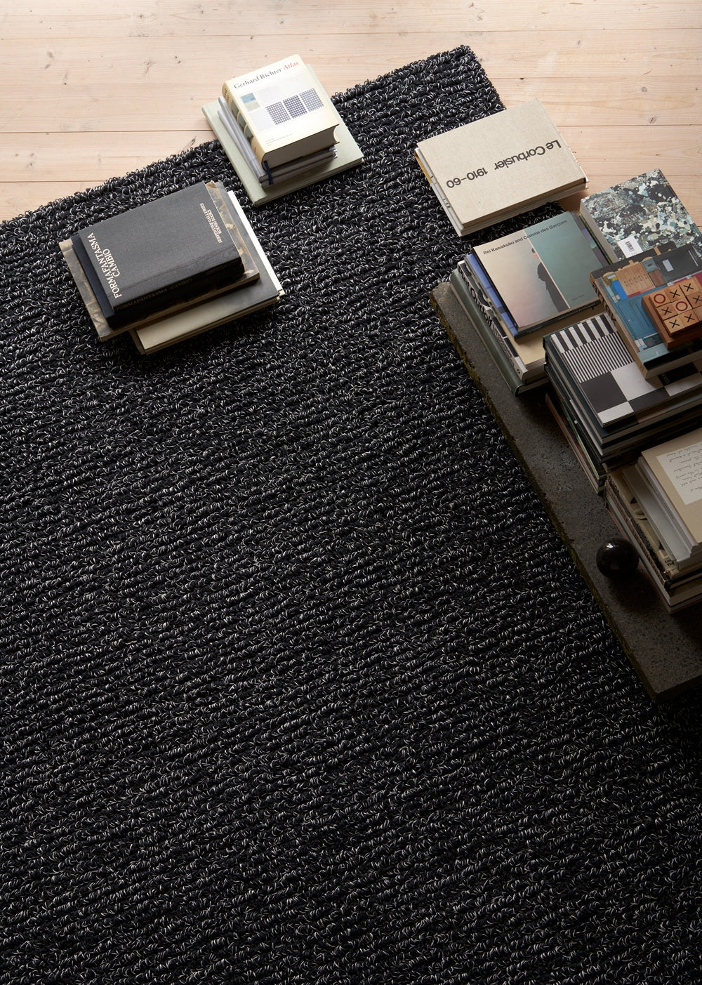 Design vloerkleed Woodnotes Majore Black 17270104207 interieur