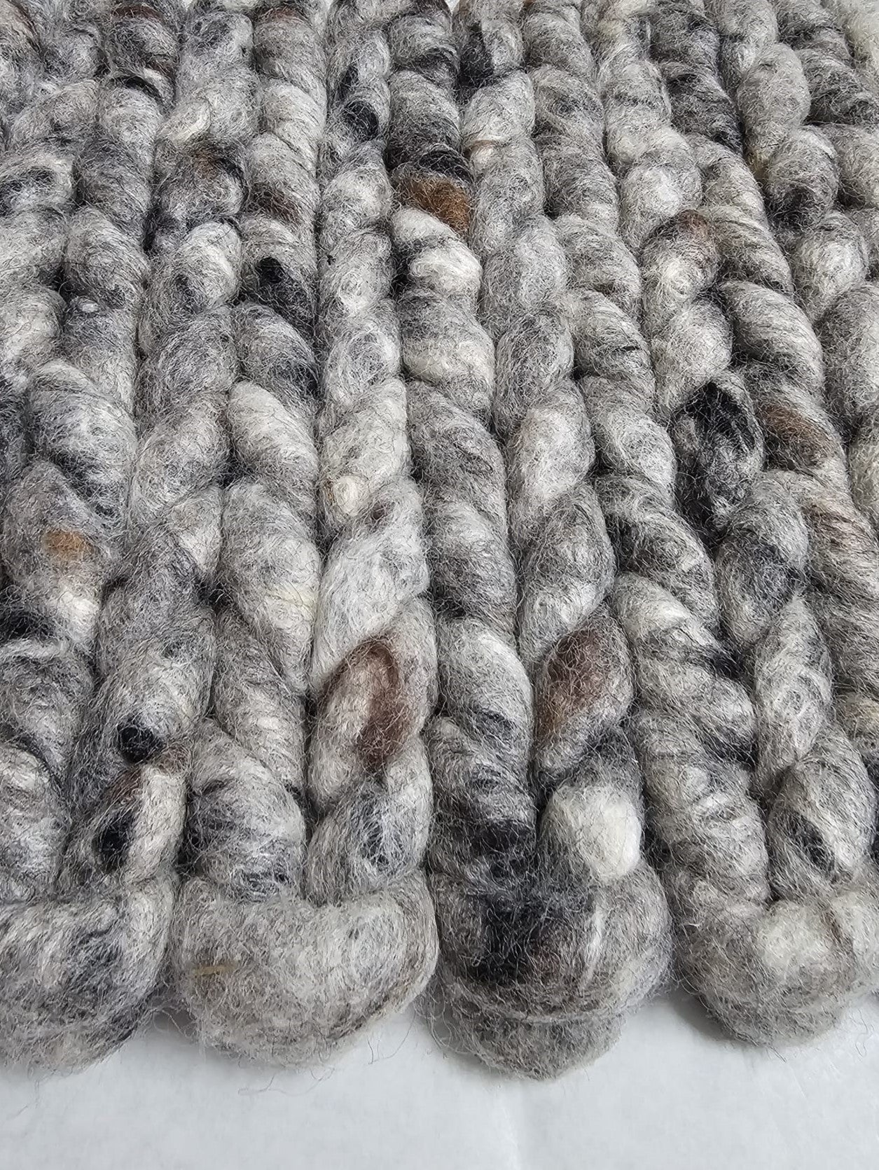 Grof Handgeweven Wollen Vloerkleed Lena Donkergrijs 04 Details