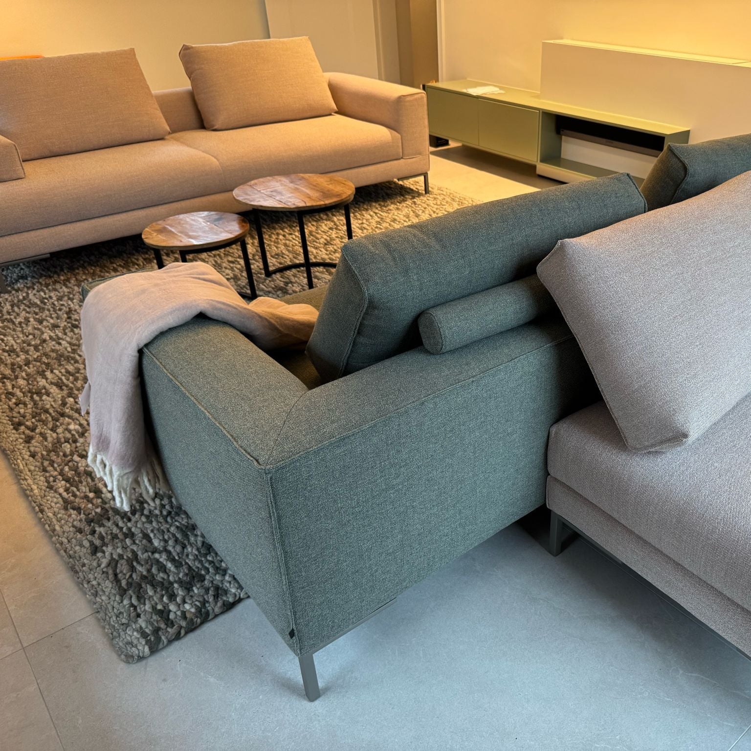 Grof handgeweven wollen vloerkleed Karlijn Mix Groen Grijs sfeer