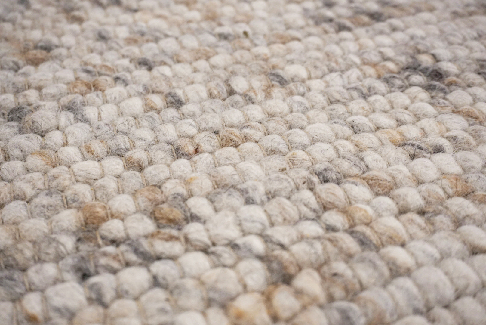 Handgeweven Wollen vloerkleed Ankie Beige close-up