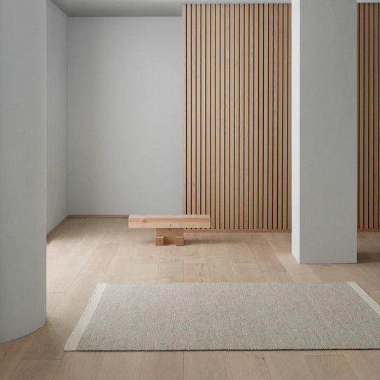 Handgeweven vlak wollen vloerkleed Fay Natural interieur