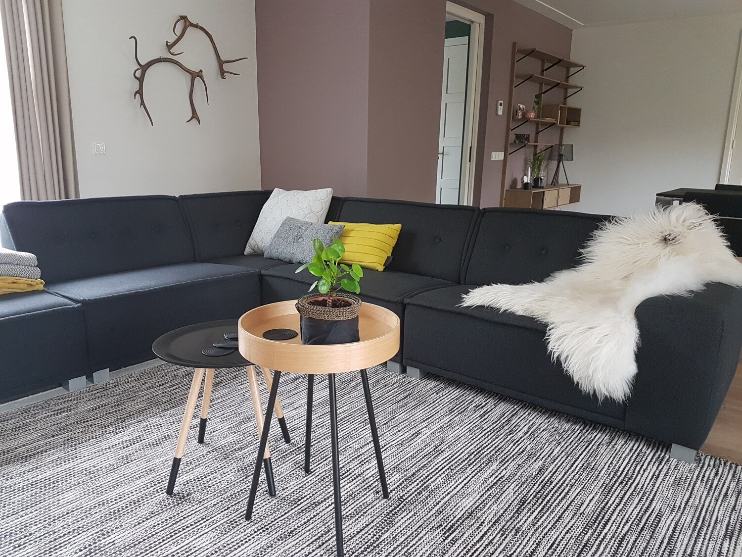 Handgeweven wollen vloerkleed zwart wit Anna Mixed interieur