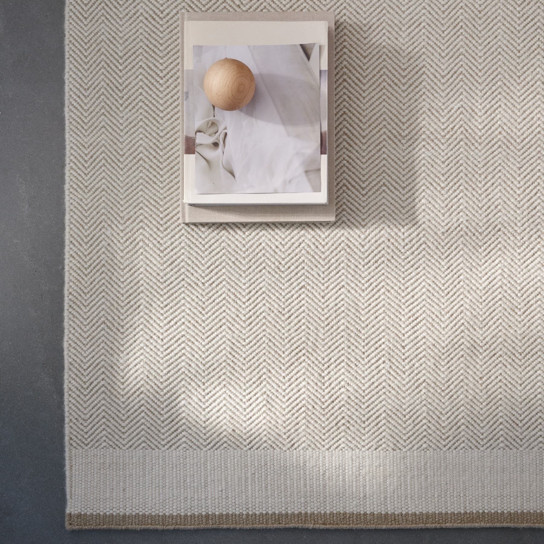 Hip wollen vloerkleed Suze White sfeer