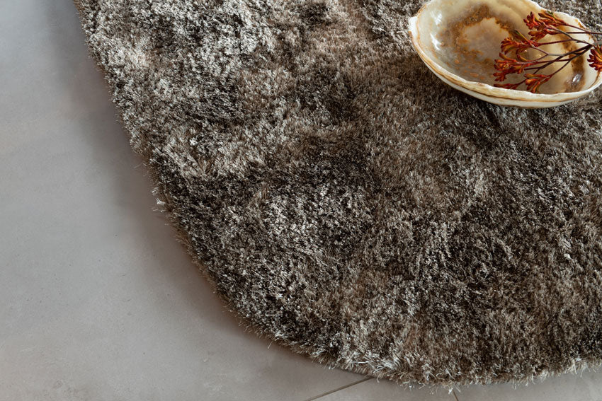 Hoogpolig wollen vloerkleed Tjitske Donkerbruin 02 sfeer