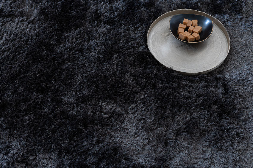 Rond hoogpolig glossy vloerkleed Valerie Chocolade sfeer