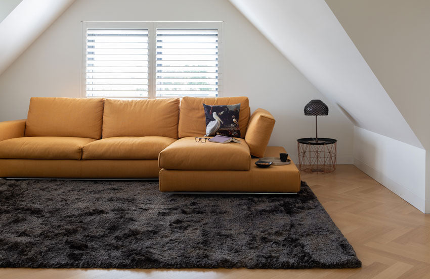 Hoogpolig glossy vloerkleed Valerie Chocolade 36 interieur