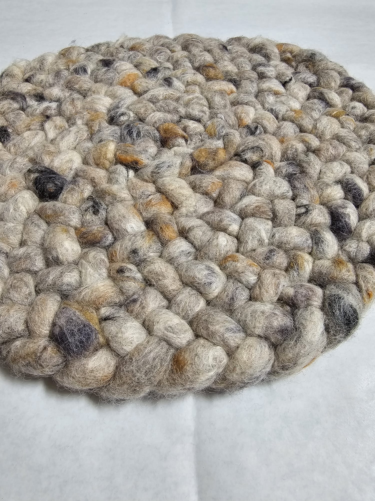 Rond gevlochten wollen vloerkleed Romee in stock Grijs mix 04 detail