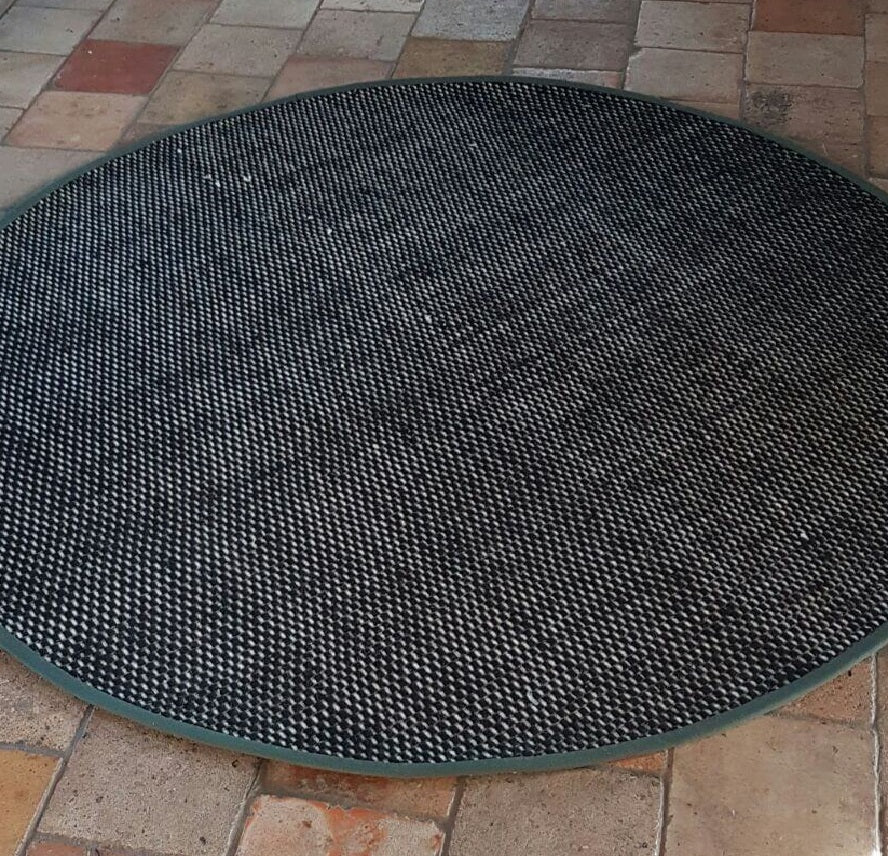 Rond geweven wollen vloerkleed Anna Black sfeer