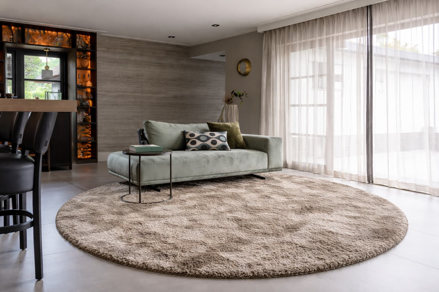 Rond hoogpolig kleed Tjitske Taupe 01 interieur