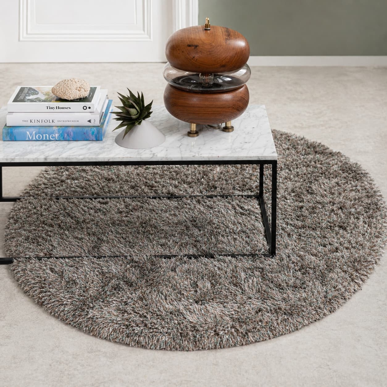 Rond hoogpolig vloerkleed Aliza Blauw Grijs interieur