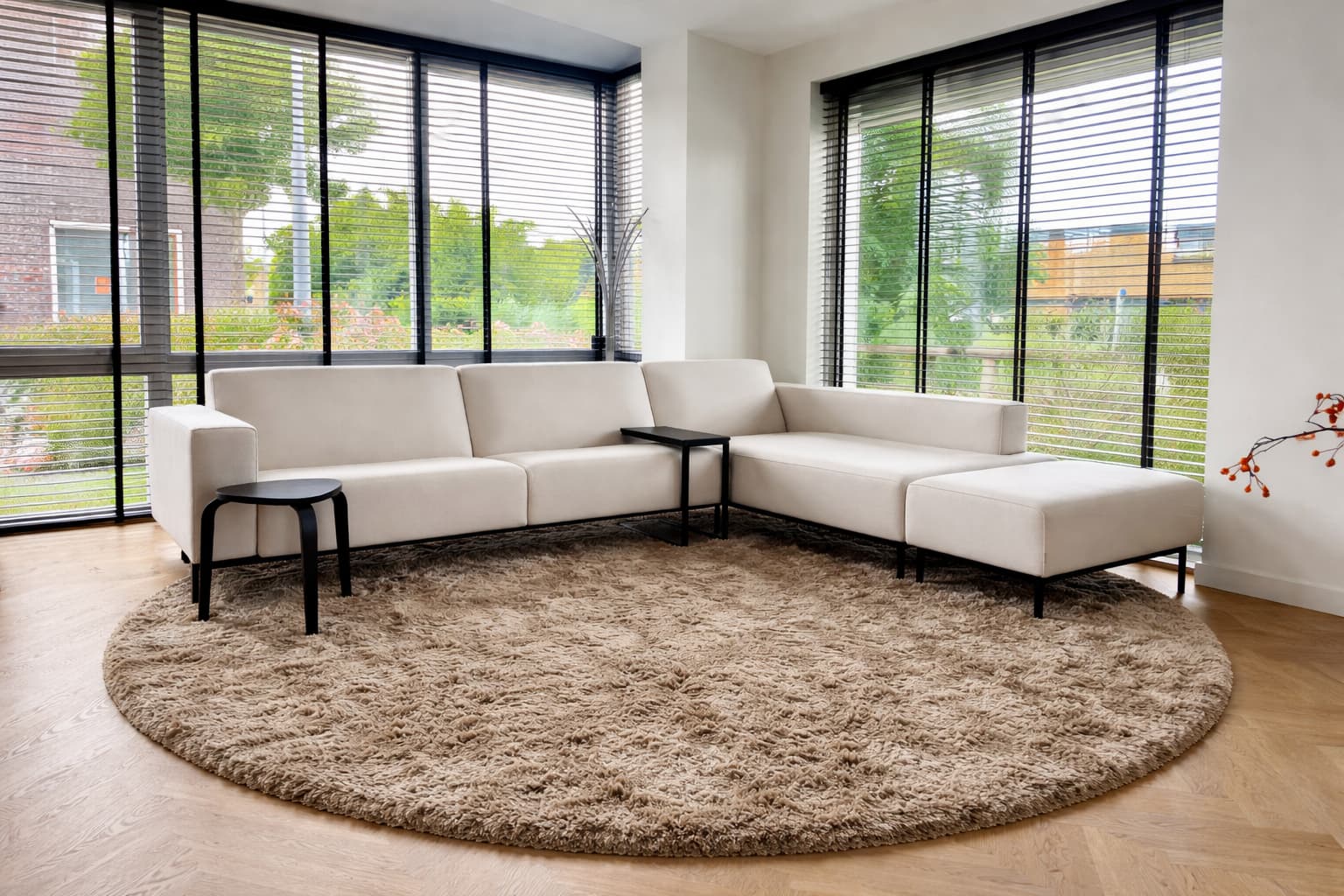 Rond hoogpolig wollen vloerkleed Coco Zand 57 interieur