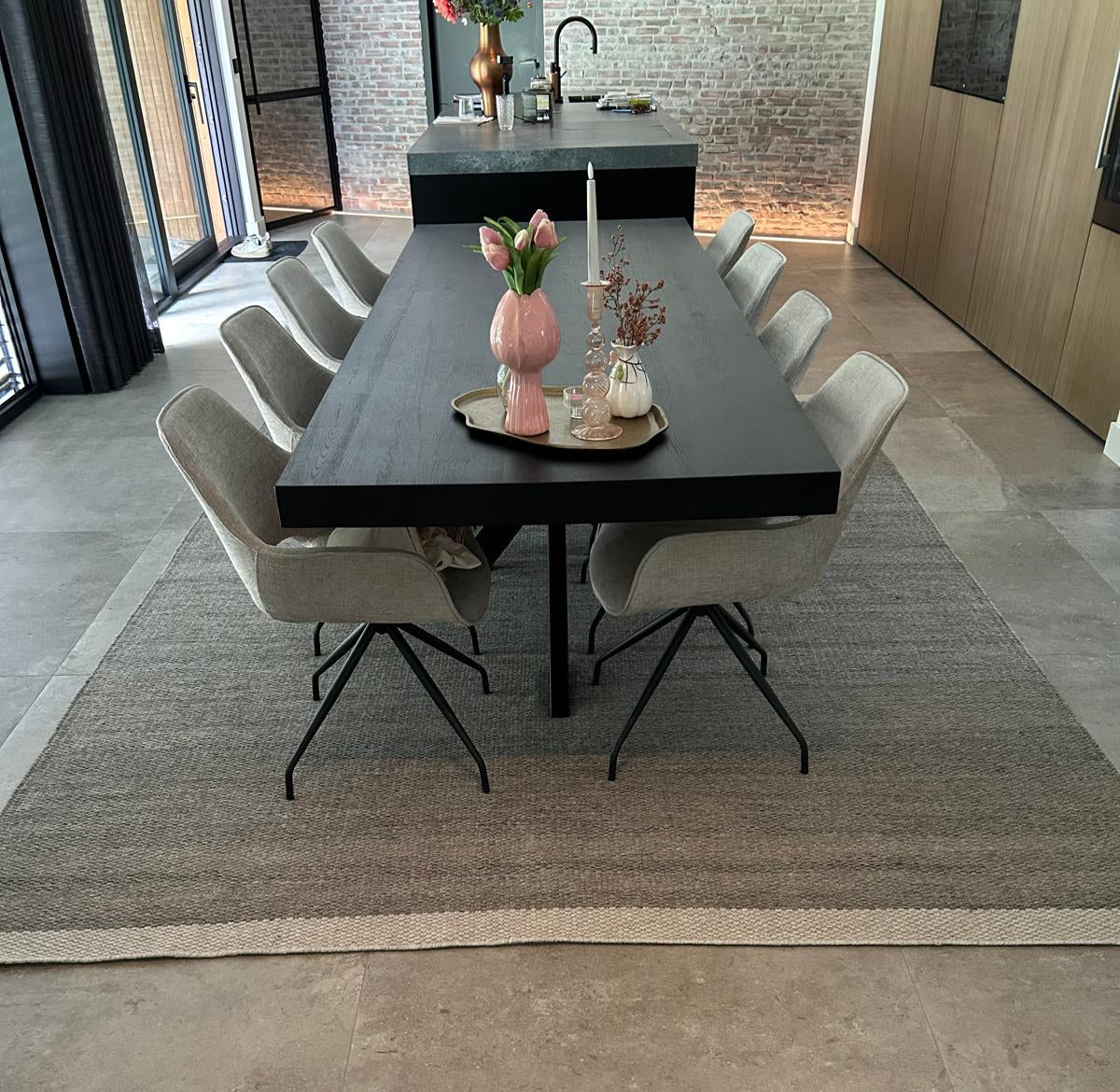Vlak wollen kleed_Fay_Grey_onder_eettafel1