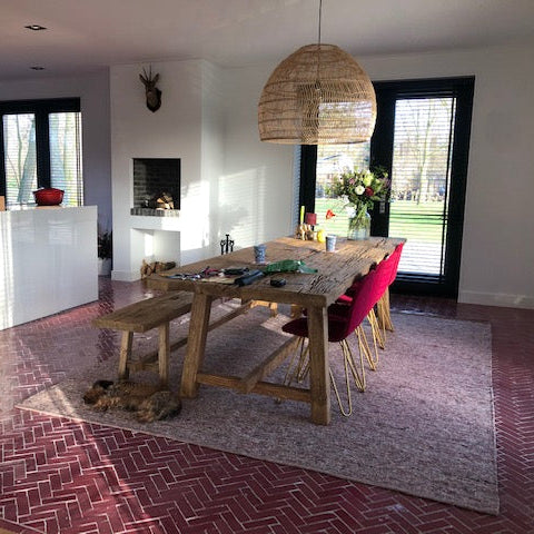 Wollen vloerkleed handgeweven Nanda Roze 10. Prachtig warm roze kleed op roze vloer!