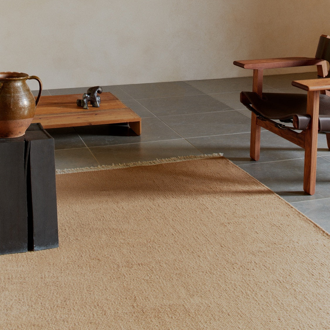 Wollen vloerkleed hip met flosjes Robijn Terracotta interieur