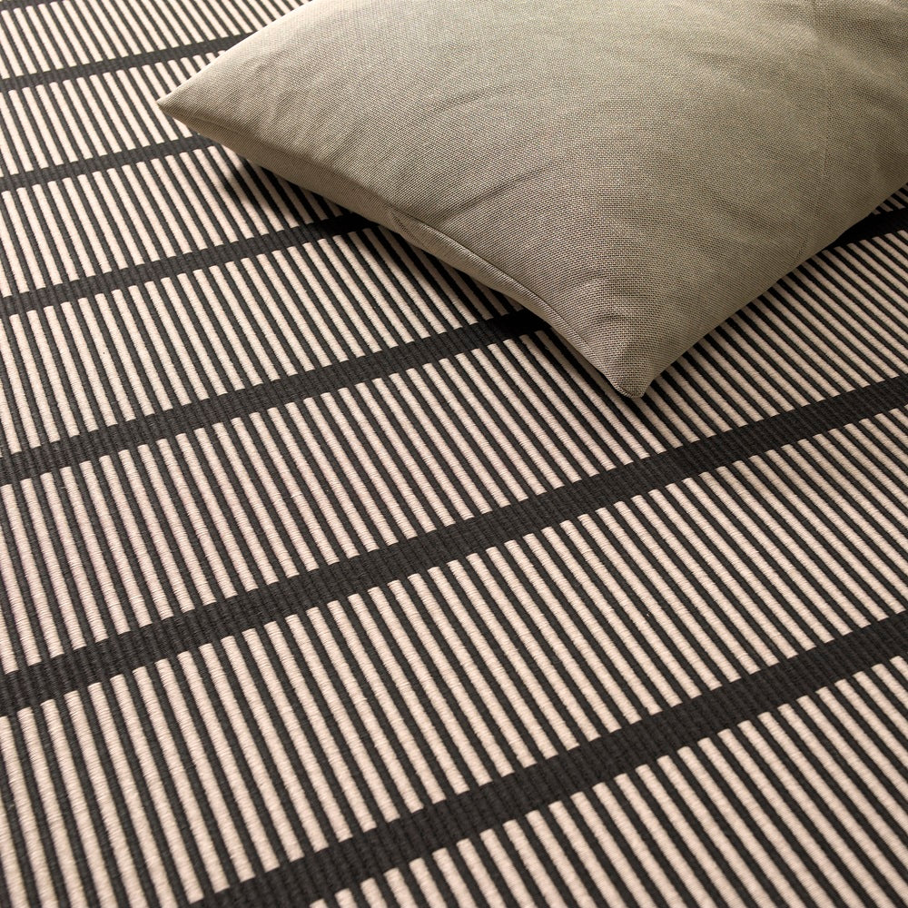 Design vloerkleed Woodnotes Cut Stripe Black Natural 11595; Design vloerkleed Woodnotes Cut Stripe Black Natural 11595; Design vloerkleed Woodnotes Cut Stripe Black Natural 11595; Design vloerkleed Woodnotes Cut Stripe Black Natural 11595