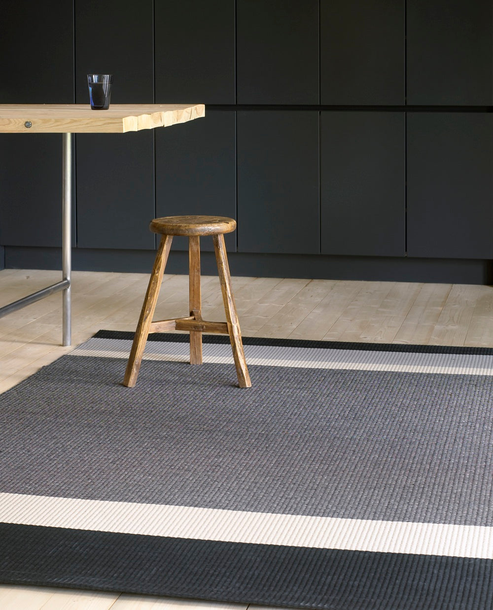 Design vloerkleed Woodnotes Panorama Black – Light Grey 1330930; Design vloerkleed Woodnotes Panorama Black – Light Grey 1330930; Design vloerkleed Woodnotes Panorama Black – Light Grey 1330930; Design vloerkleed Woodnotes Panorama Black – Light Grey 1330930