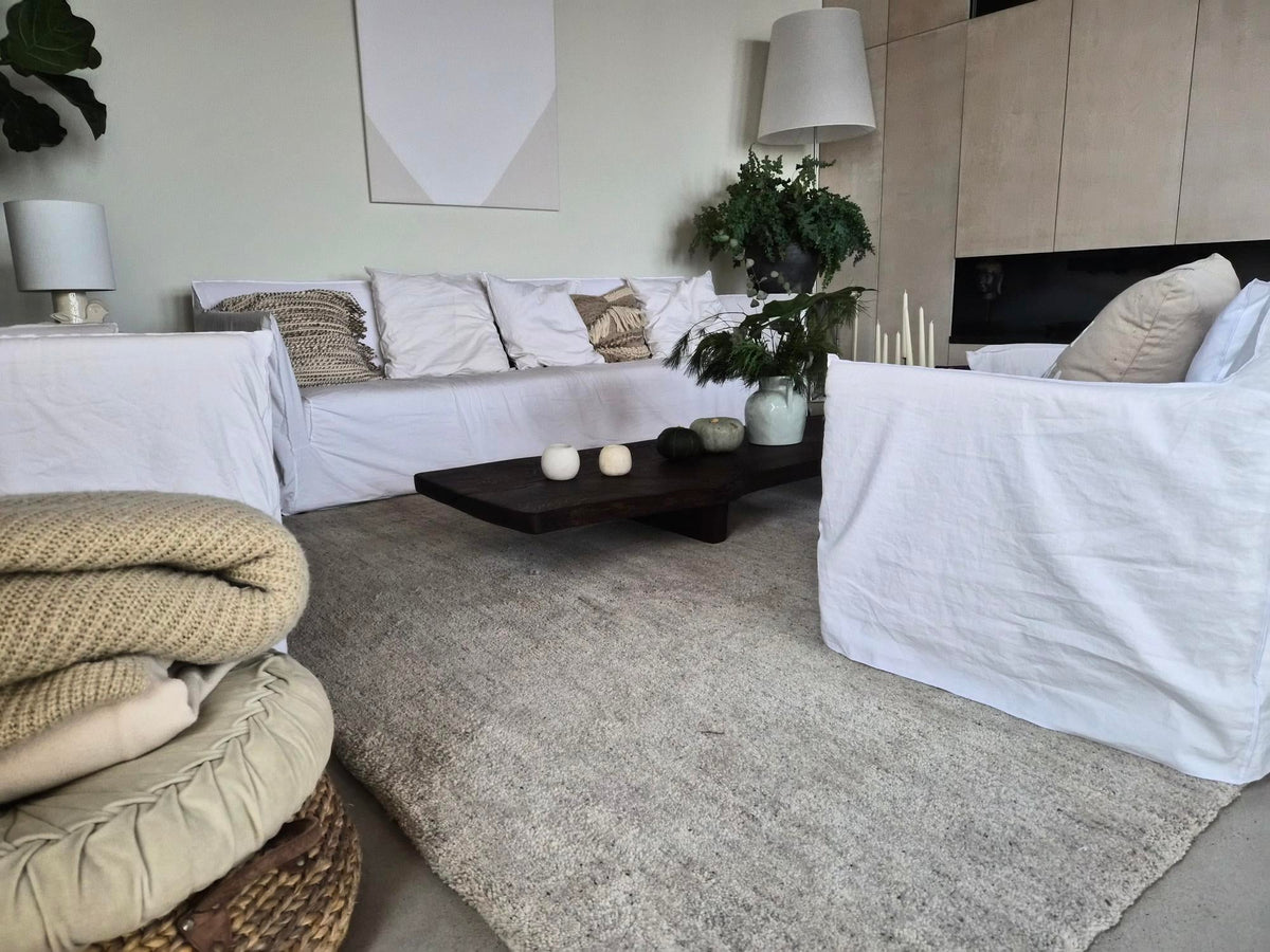 Handgeknoopt Berber vloerkleed op maat van zachte wol in een sfeervol interieur.