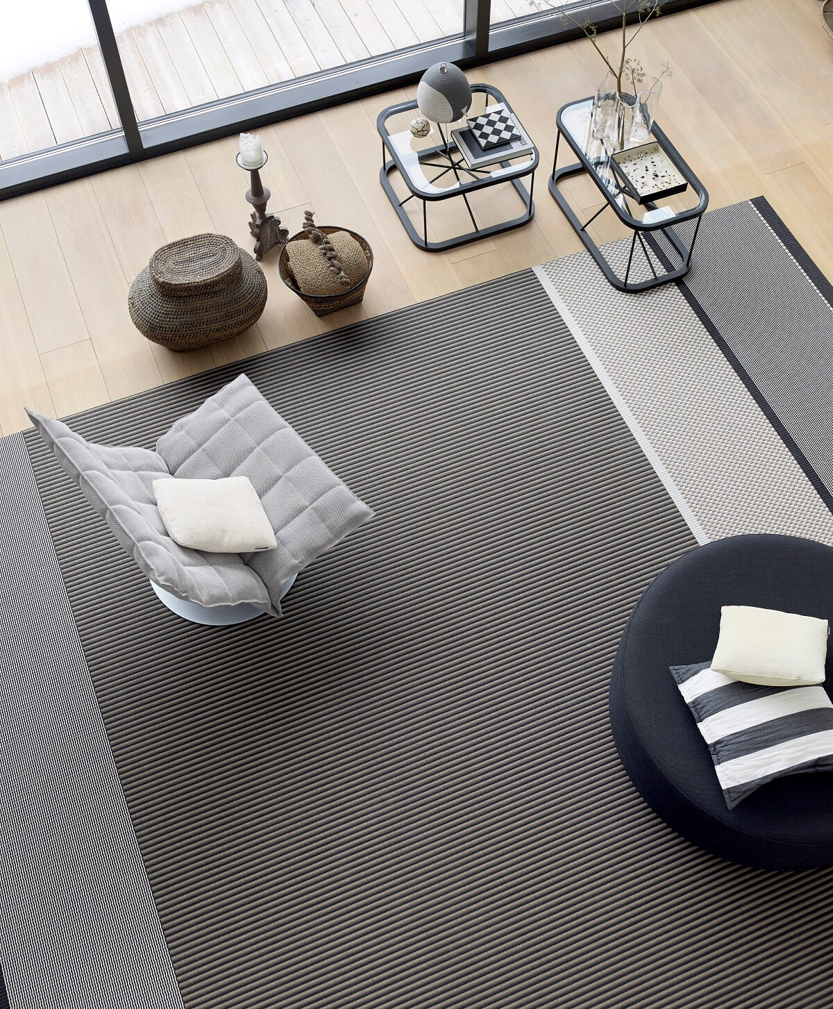 Woodnotes design vloerkleed op maat in een moderne woonkamer.