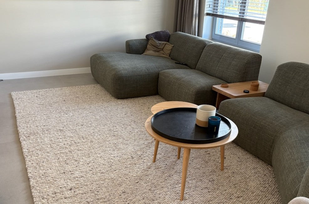 Handgeweven grof wollen vloerkleed Lisanne Beige in zithoek