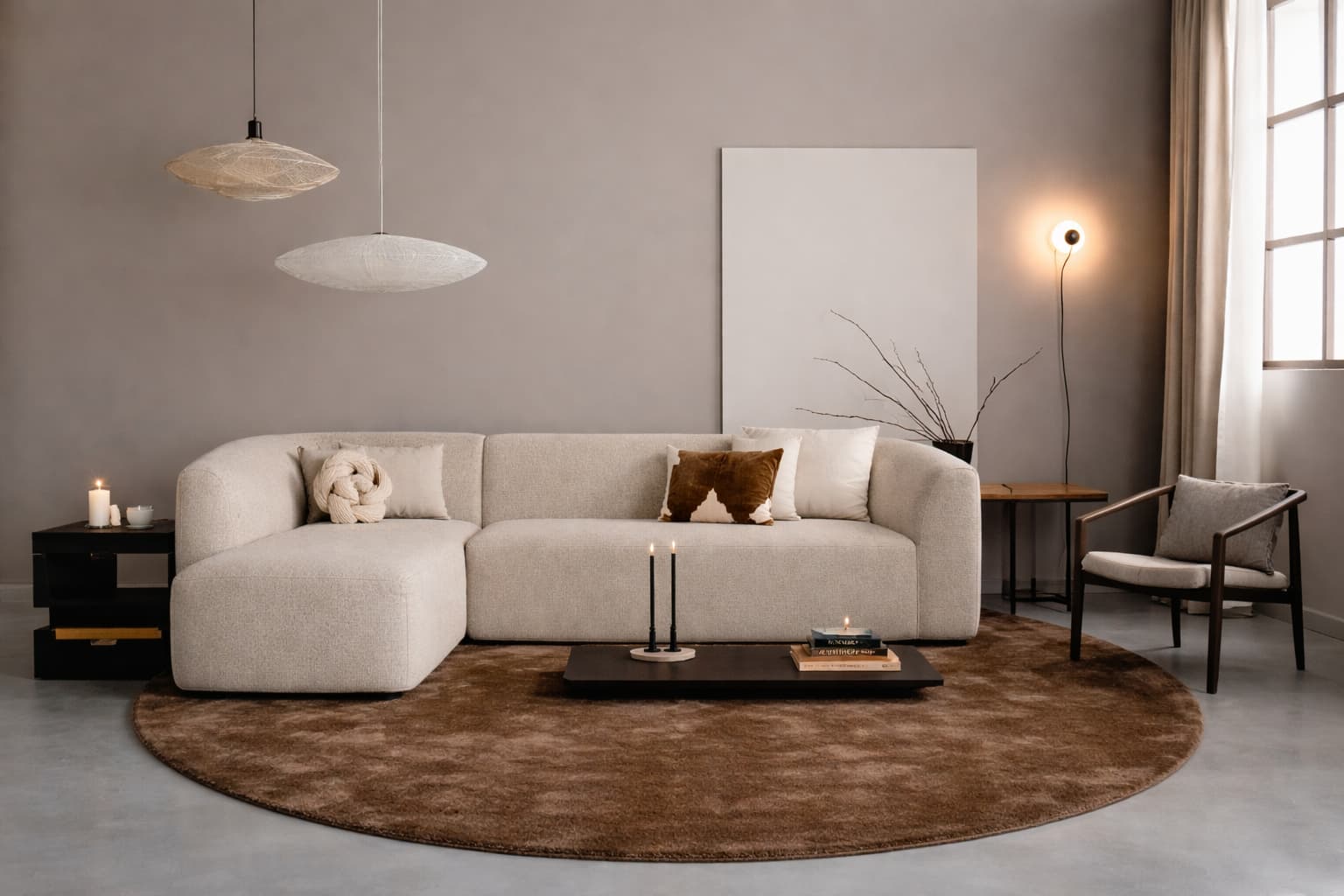 Royaal rond vloerkleed als basis voor een royale zithoek