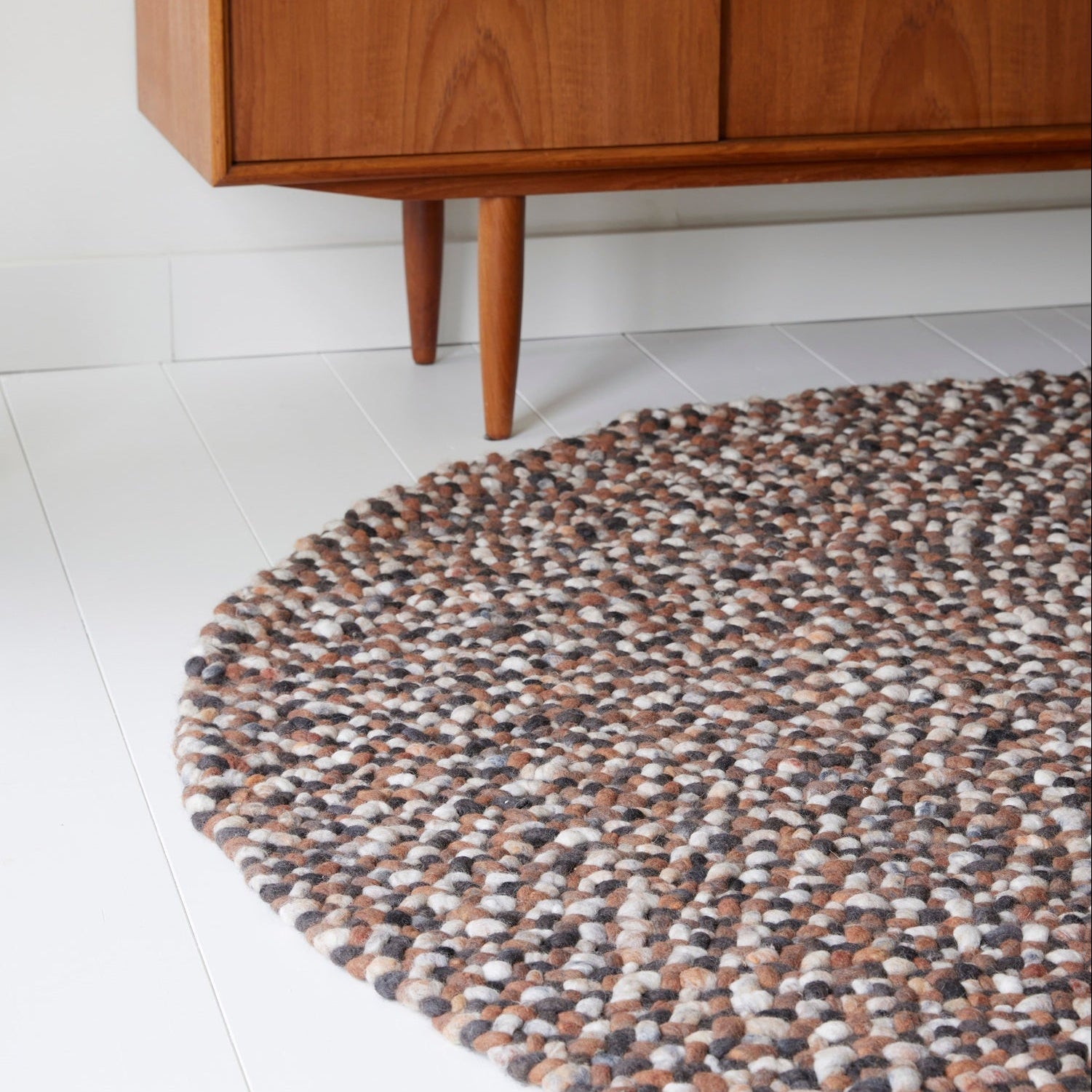 Kleurrijk rond vloerkleed als speels statement in een modern interieur