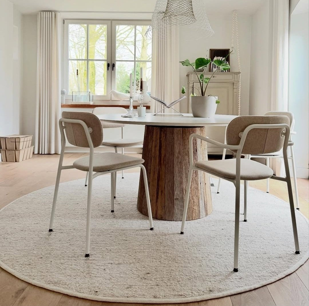 Vlak rond vloerkleed Nanda onder eettafel