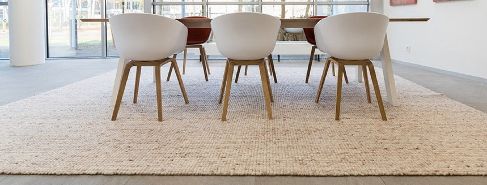 Vlak groot vloerkleed onder tafel 