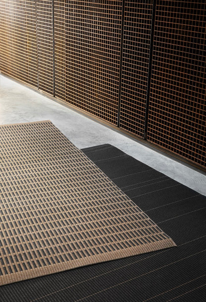 Design vloerkleed Woodnotes New York Willow Brown - Black 1184509; Design vloerkleed Woodnotes New York Willow Brown - Black 1184509; Design vloerkleed Woodnotes New York Willow Brown - Black 1184509