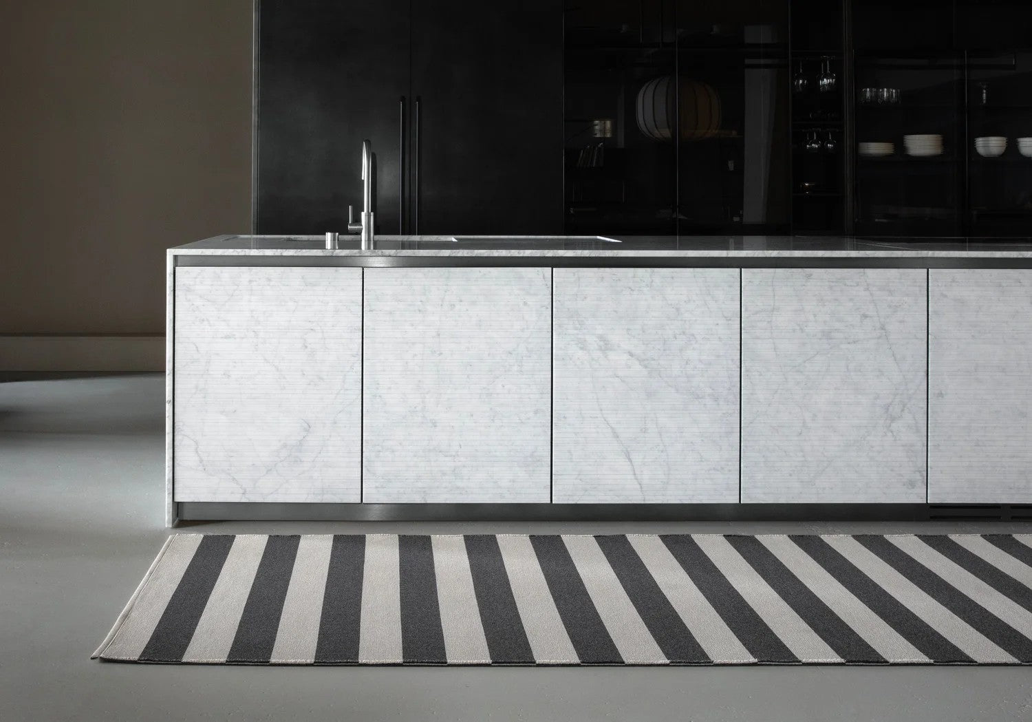 Buiten vloerkleed Woodnotes Big Stripe Melange Grey-Light sand interieur