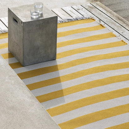 Buiten vloerkleed Woodnotes Big Stripe Yellow-Light sand sfeer