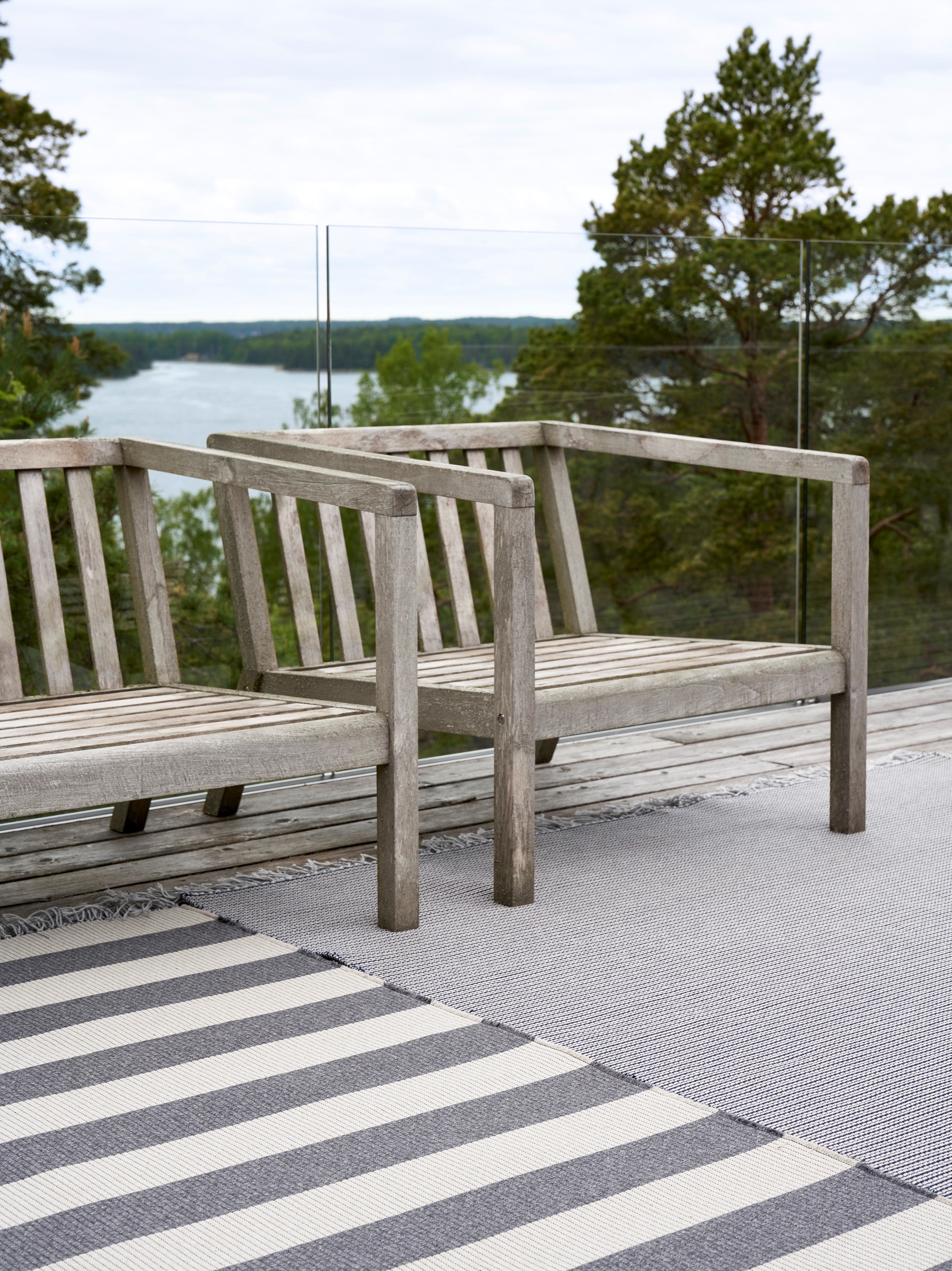 Buitenkleed Woodnotes Big Stripe melange grey light sand sfeer3