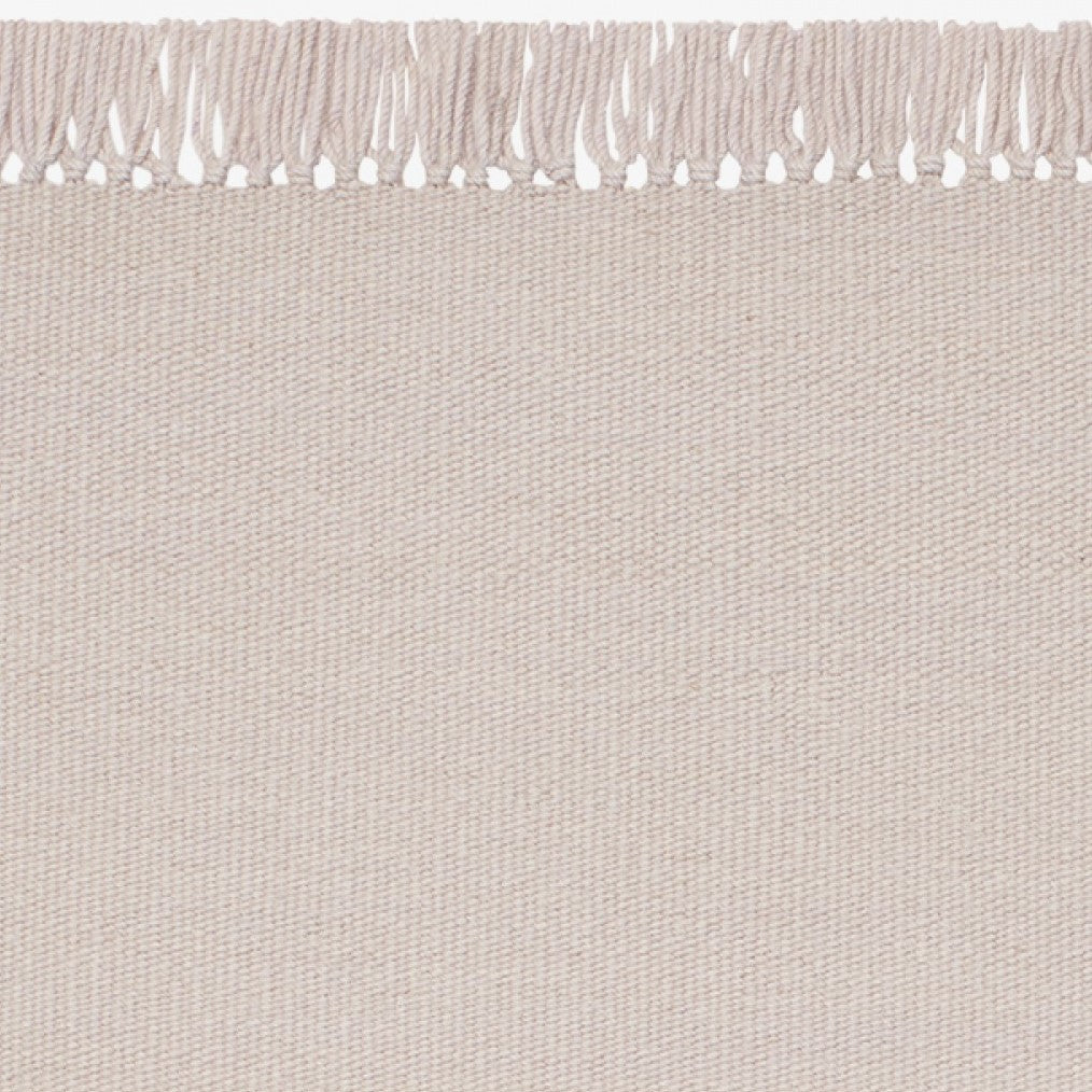 Design vloerkleed Kvadrat Kelim Coloured Fringes Warm lichtgrijs C3535