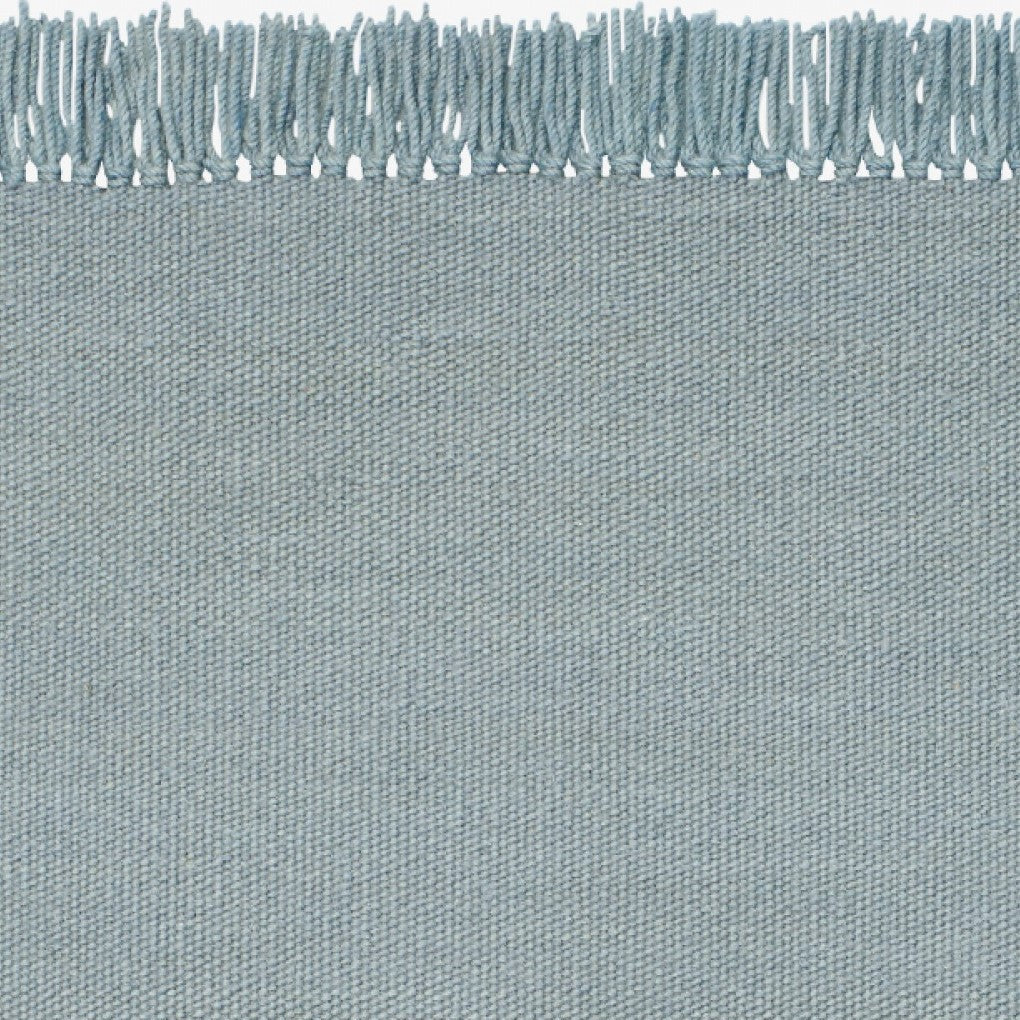Design vloerkleed Kvadrat Kelim Coloured Fringes lichtblauw C2121