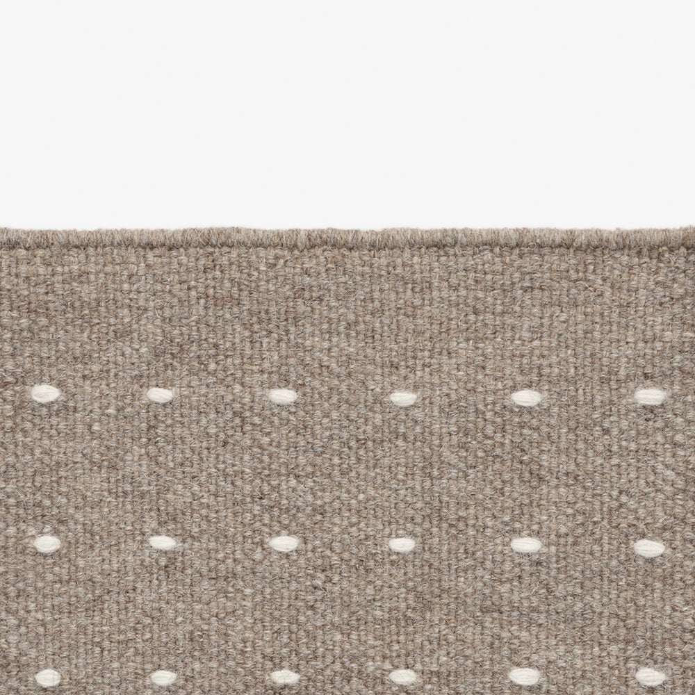 Design vloerkleed Kvadrat Yield Dot without fringes Zand 0255