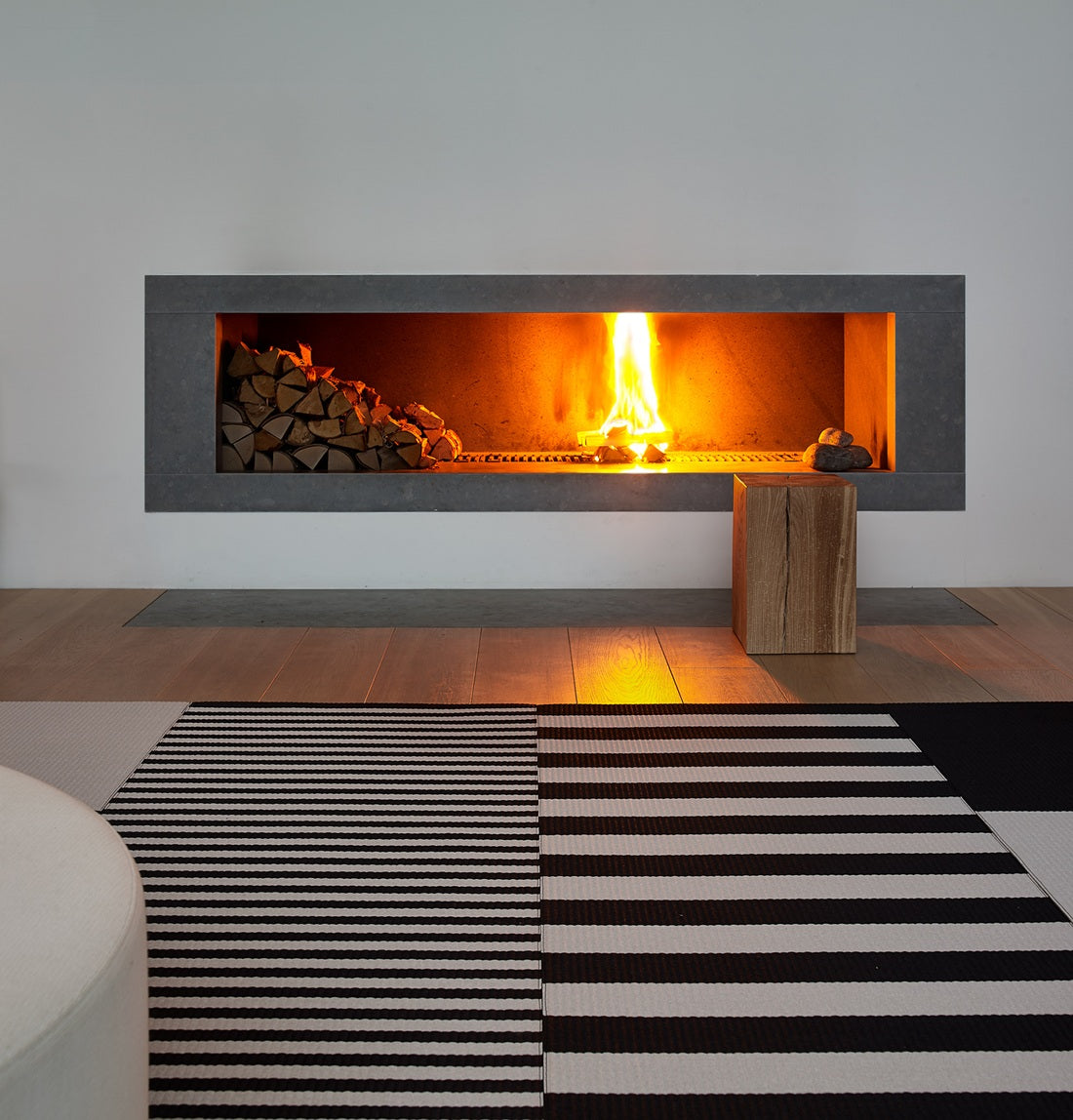 Design vloerkleed Woodnotes Big Stripe Black – Stone 1420915 sfeer