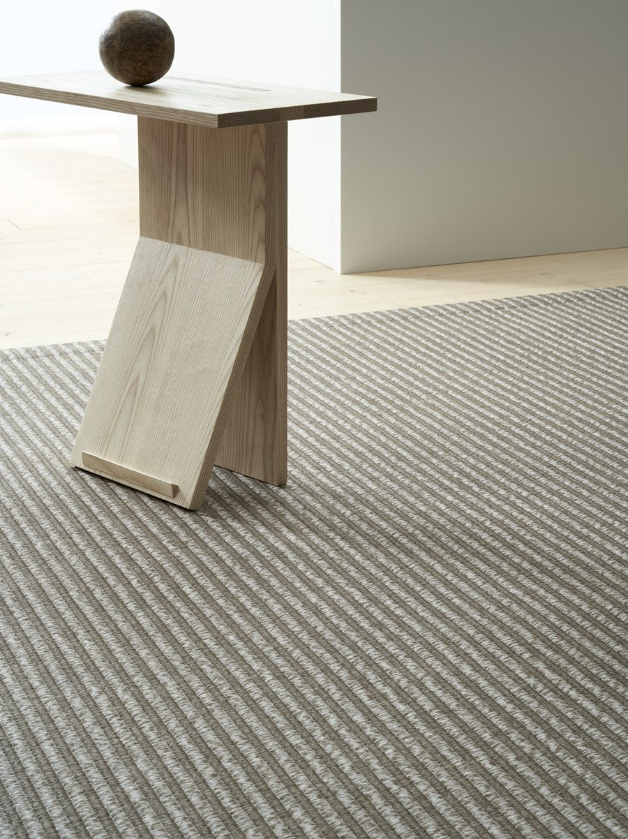 Design vloerkleed Woodnotes Field Nutria Stone 1313215 sfeer