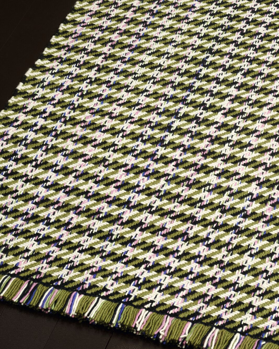 Design vloerkleed Kvadrat Dashes C0931 groen roze sfeer