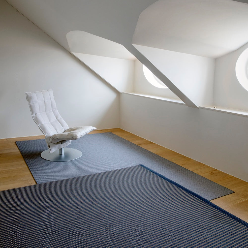 Design vloerkleed Woodnotes Coast Dark Blue-Light Grey 1320430 sfeerbeeld met Lightblue-Grey